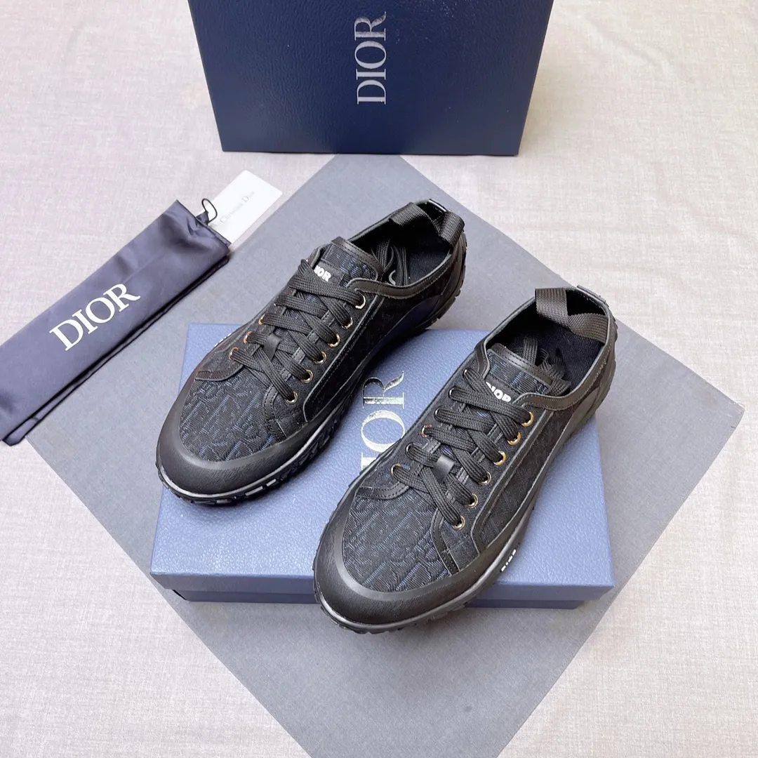 p480 Dior series low-top👟🔥[Dior] Dior's new casual men's shoes are launched in Hong Kong counters. Official website 1:1 production. Original Italian materials. Designed by European and American masters. Perfect shape to create counter quality. Solid color rubber wear-resistant outsole and classic dazzling head! Super versatile and very comfortable. High-end without losing taste, fashionable and novel! ! Absolute focus! Code number: 38-44, two colors available